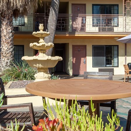 Studio City Court Yard Hotel Екстериор снимка