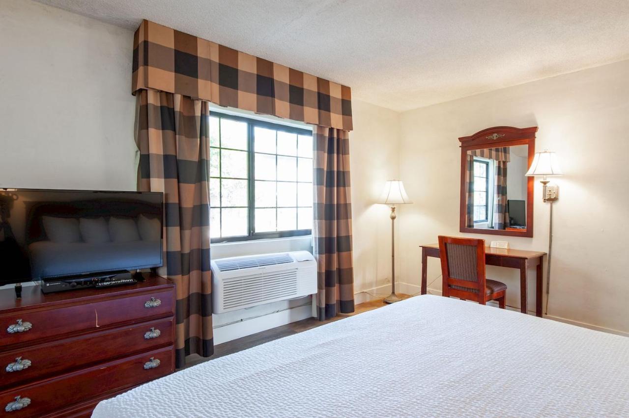 Studio City Court Yard Hotel Екстериор снимка