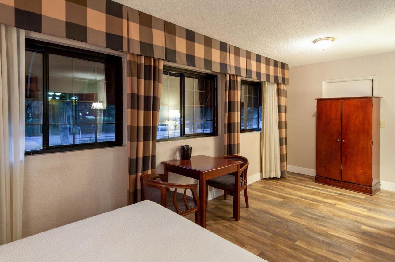 Studio City Court Yard Hotel Екстериор снимка