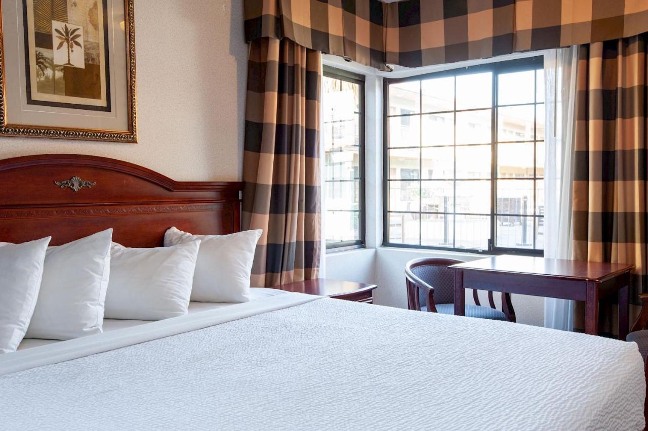 Studio City Court Yard Hotel Екстериор снимка