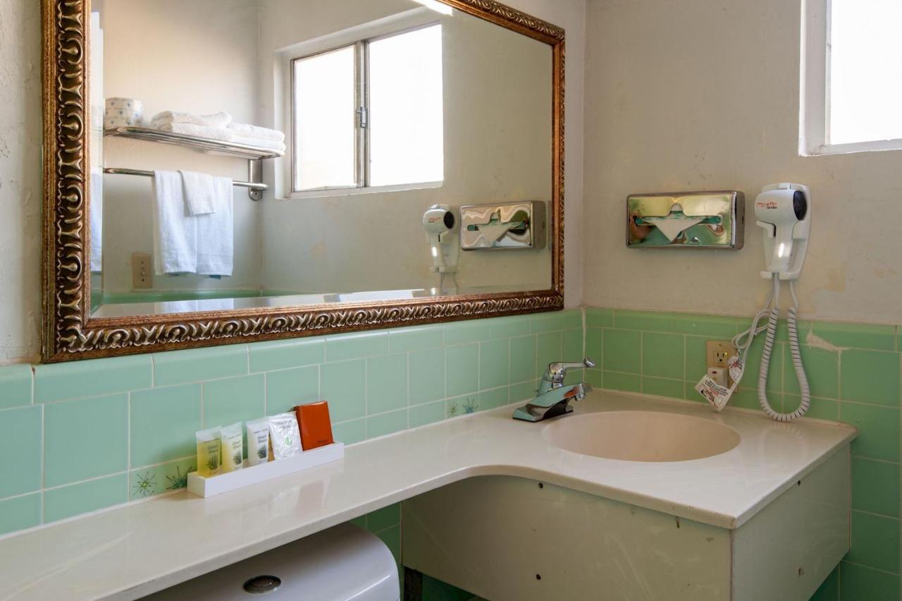 Studio City Court Yard Hotel Екстериор снимка
