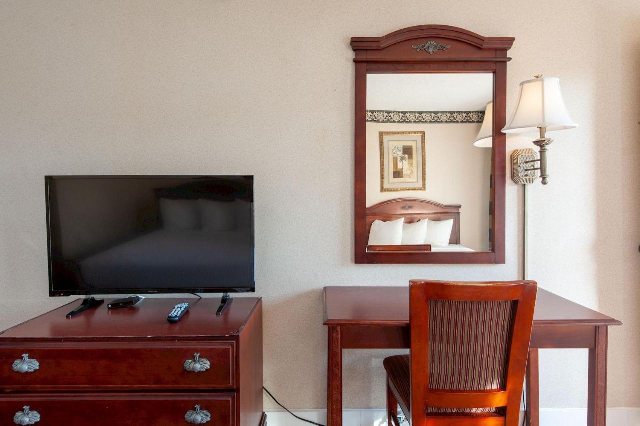 Studio City Court Yard Hotel Екстериор снимка