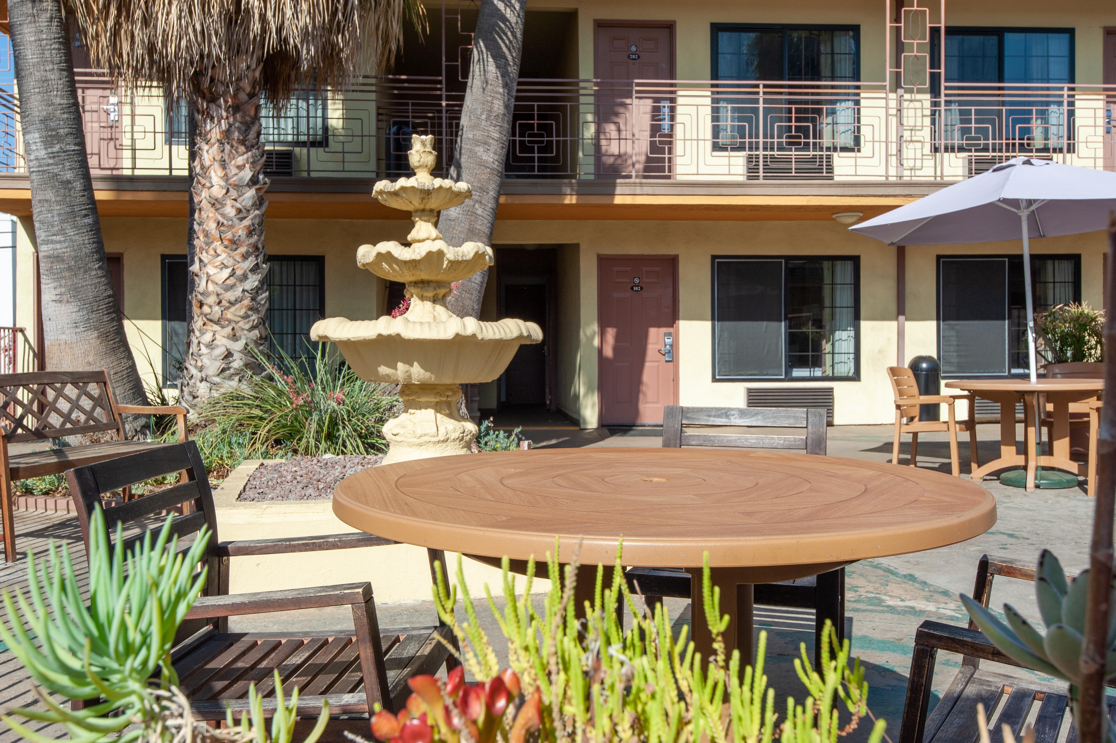 Studio City Court Yard Hotel Екстериор снимка