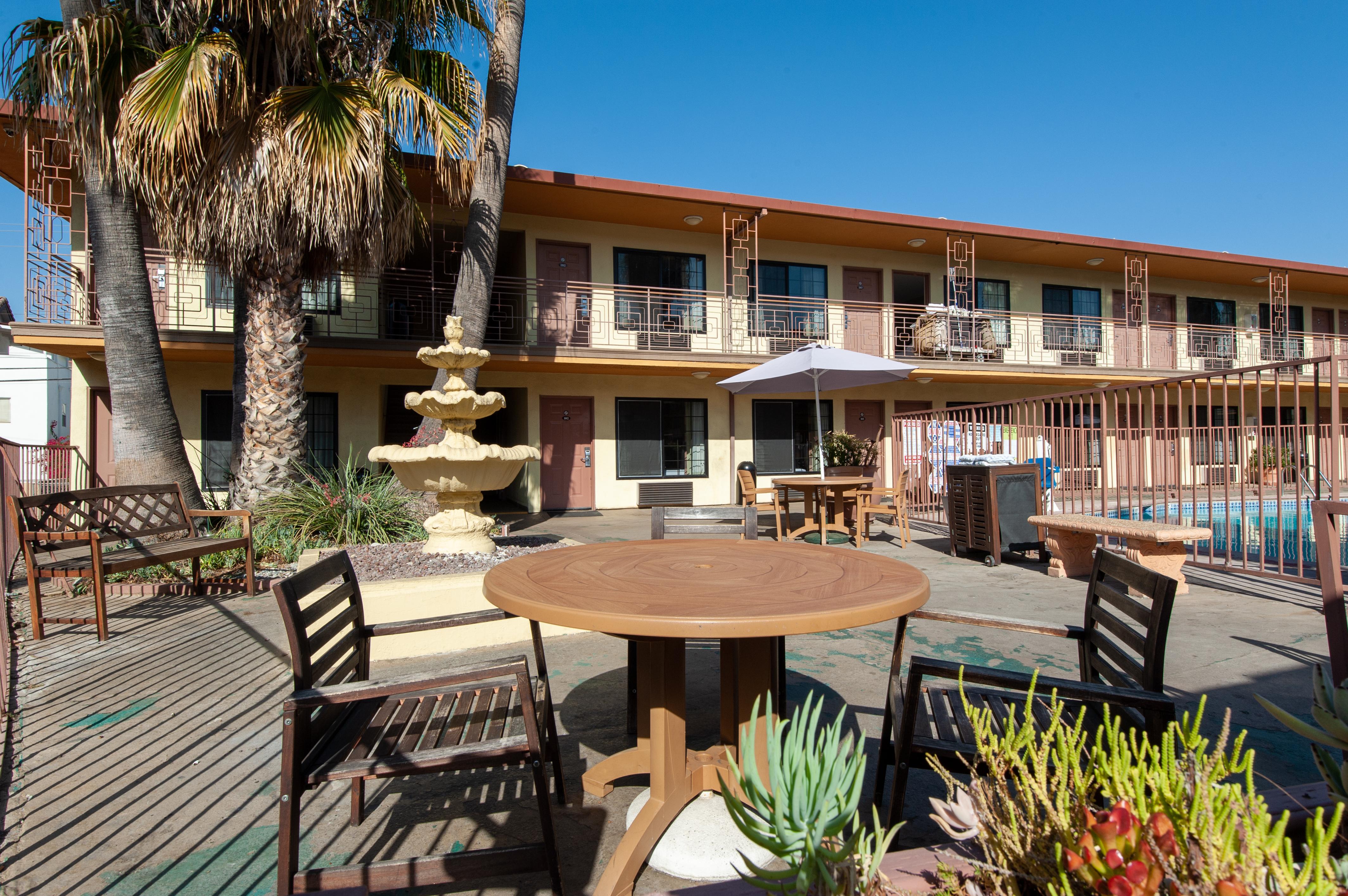 Studio City Court Yard Hotel Екстериор снимка