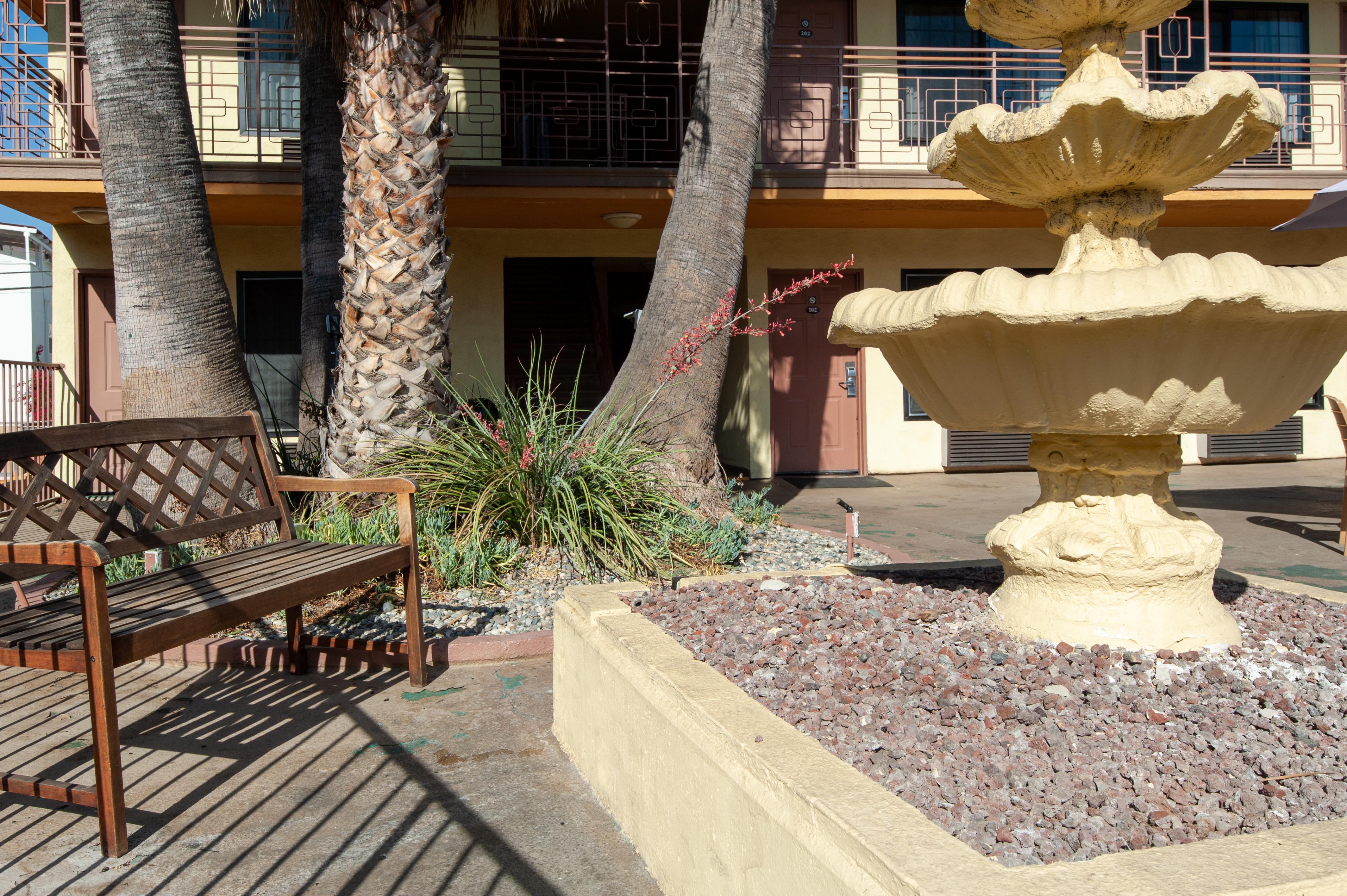 Studio City Court Yard Hotel Екстериор снимка