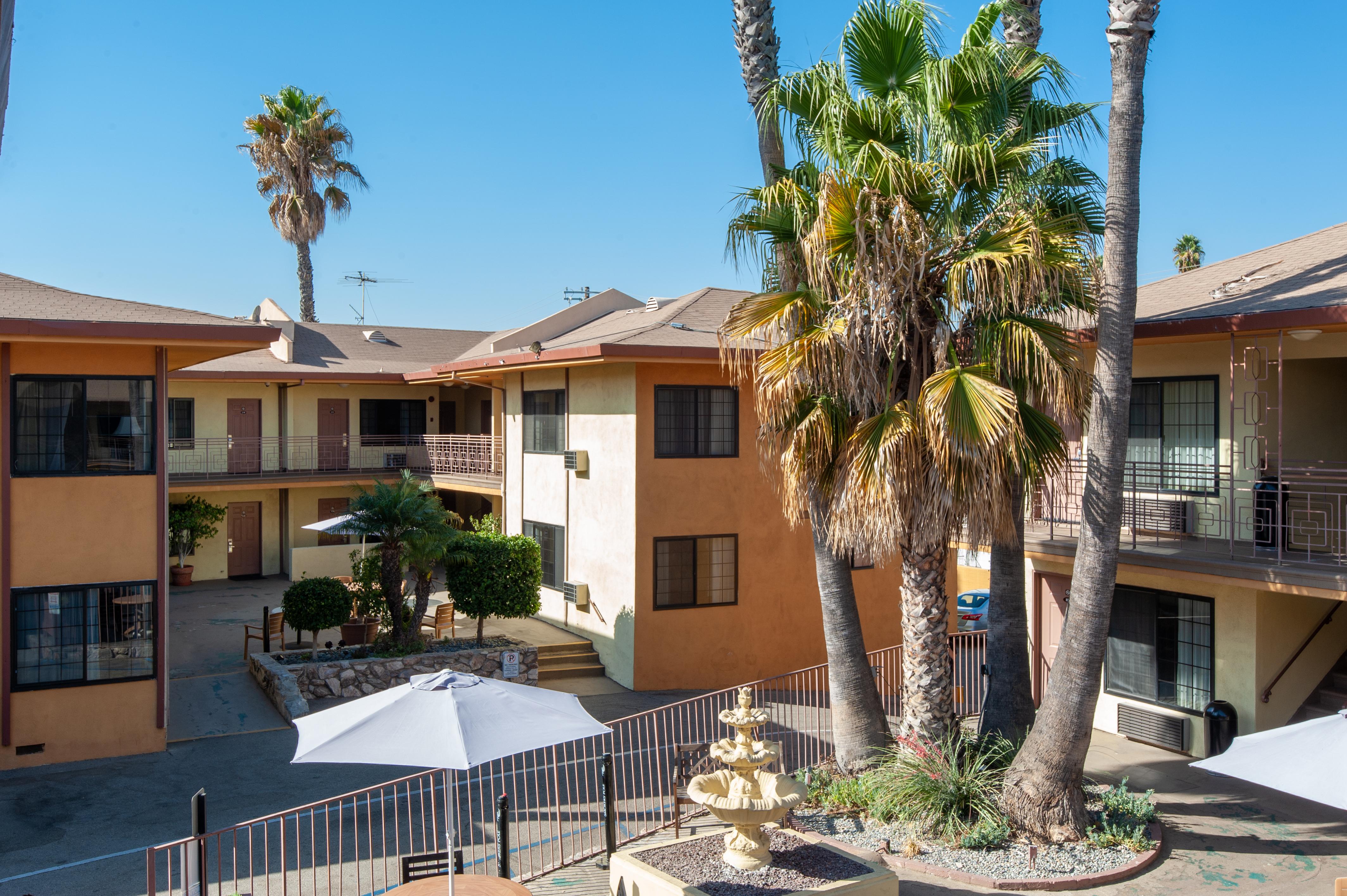 Studio City Court Yard Hotel Екстериор снимка