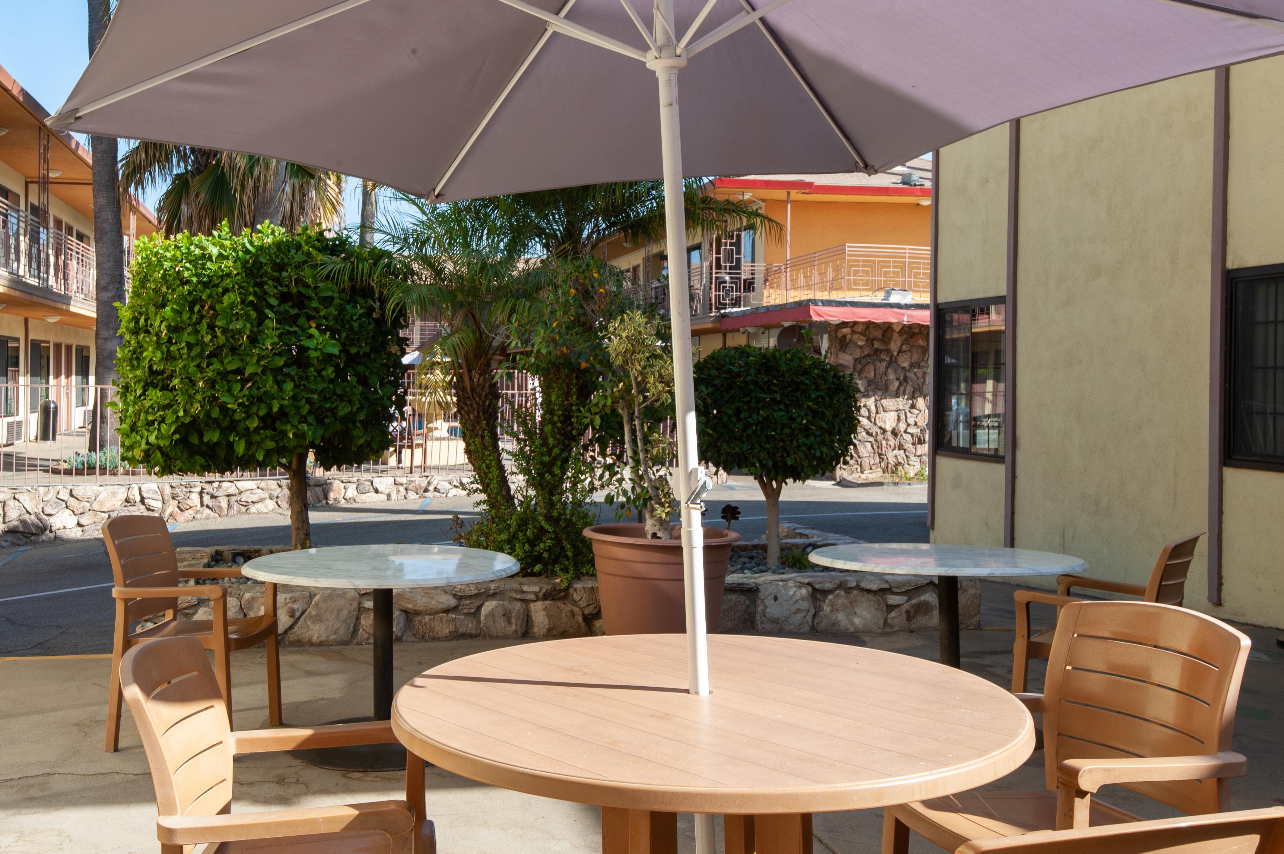 Studio City Court Yard Hotel Екстериор снимка