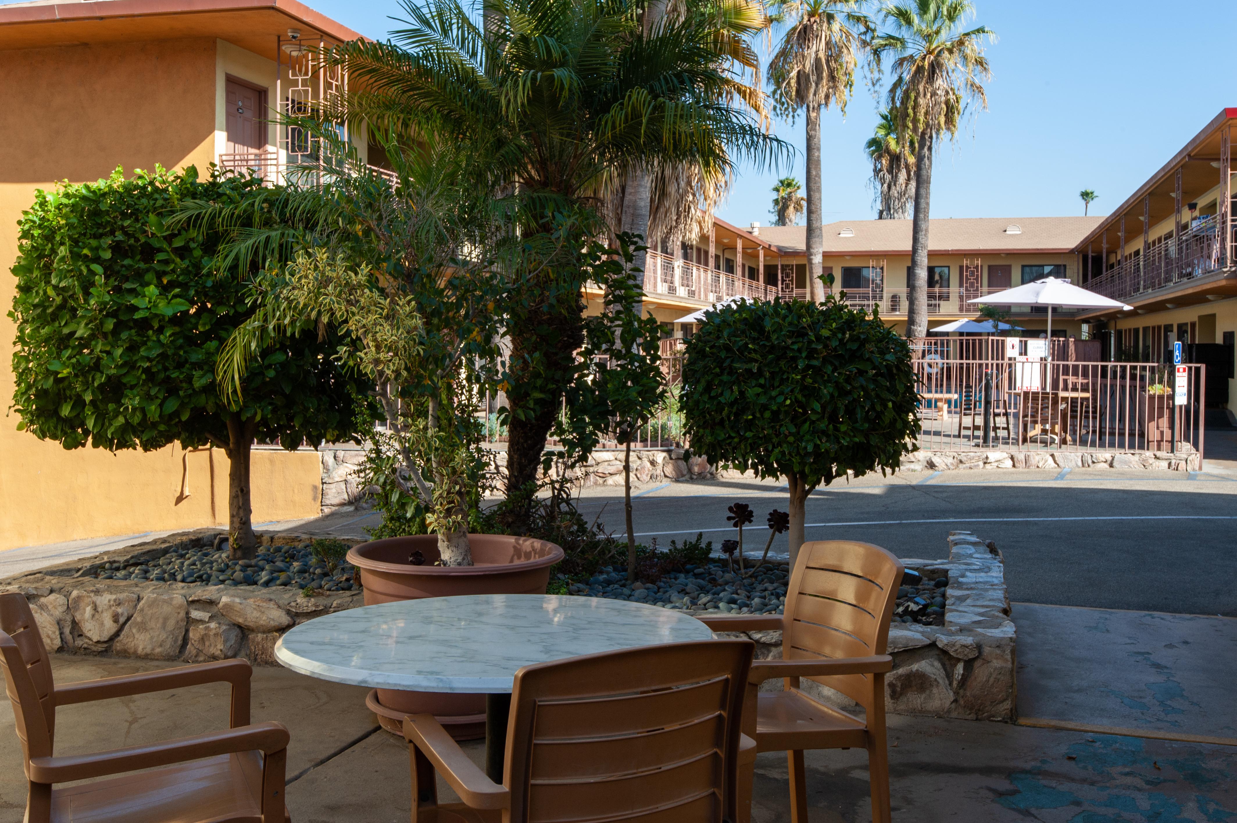 Studio City Court Yard Hotel Екстериор снимка