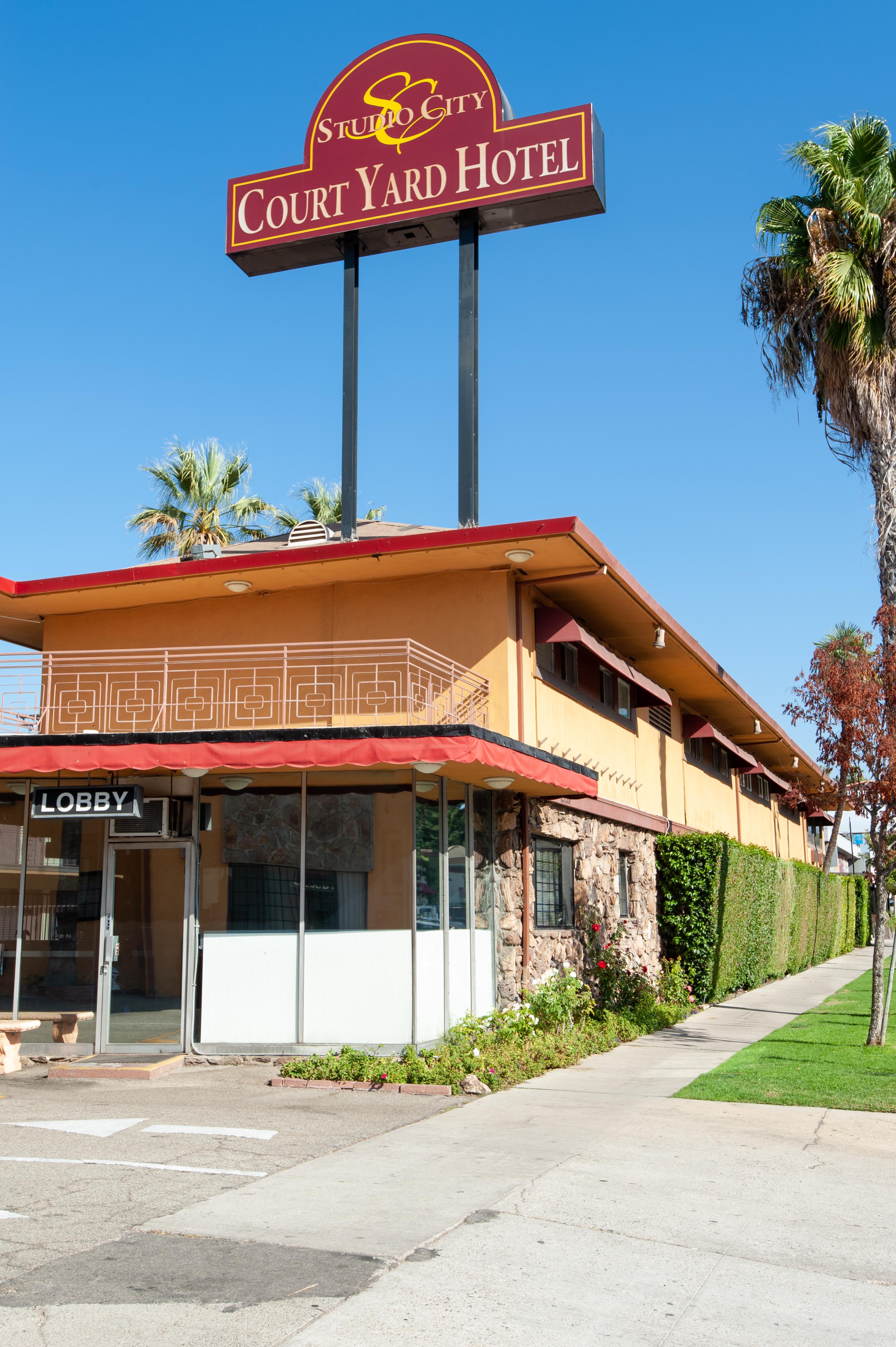 Studio City Court Yard Hotel Екстериор снимка