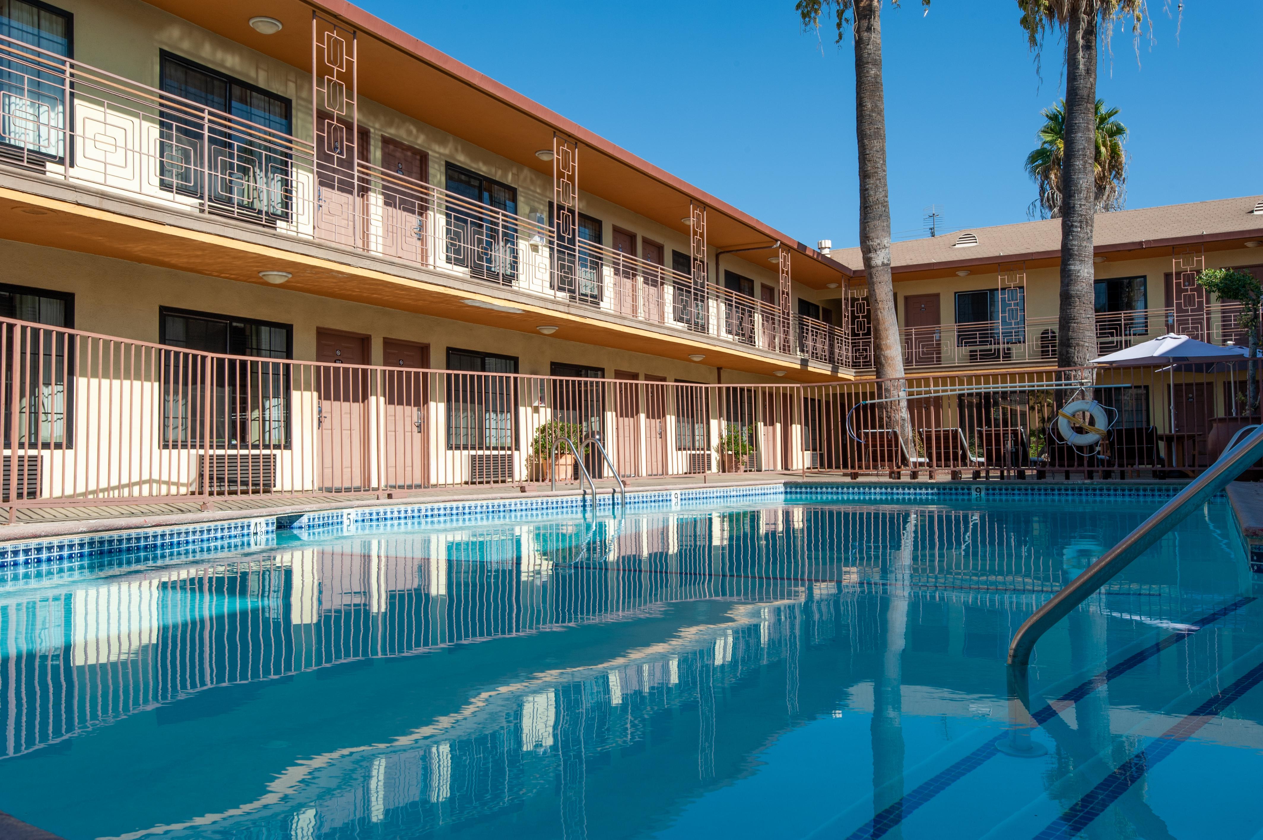 Studio City Court Yard Hotel Екстериор снимка