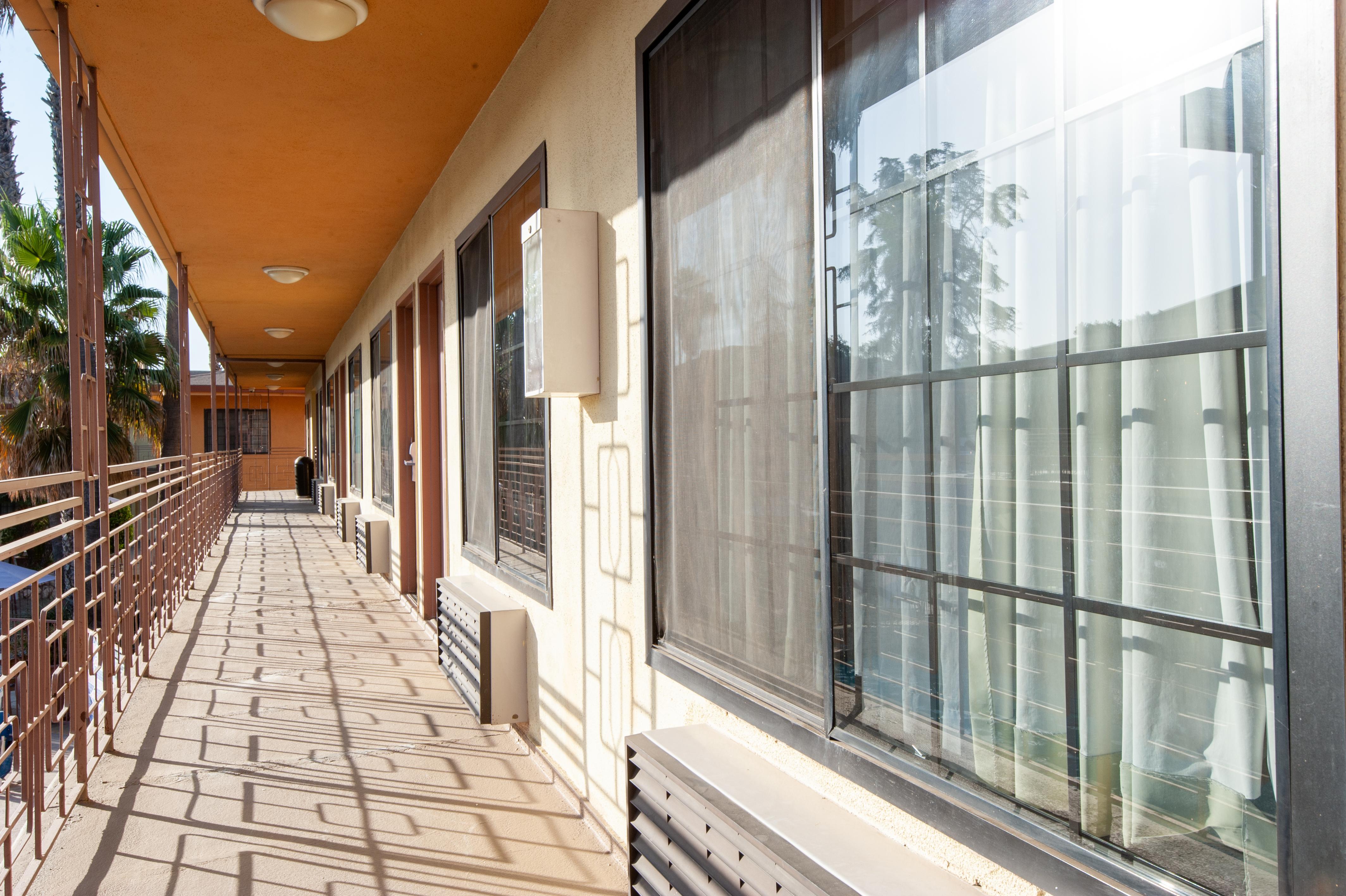 Studio City Court Yard Hotel Екстериор снимка