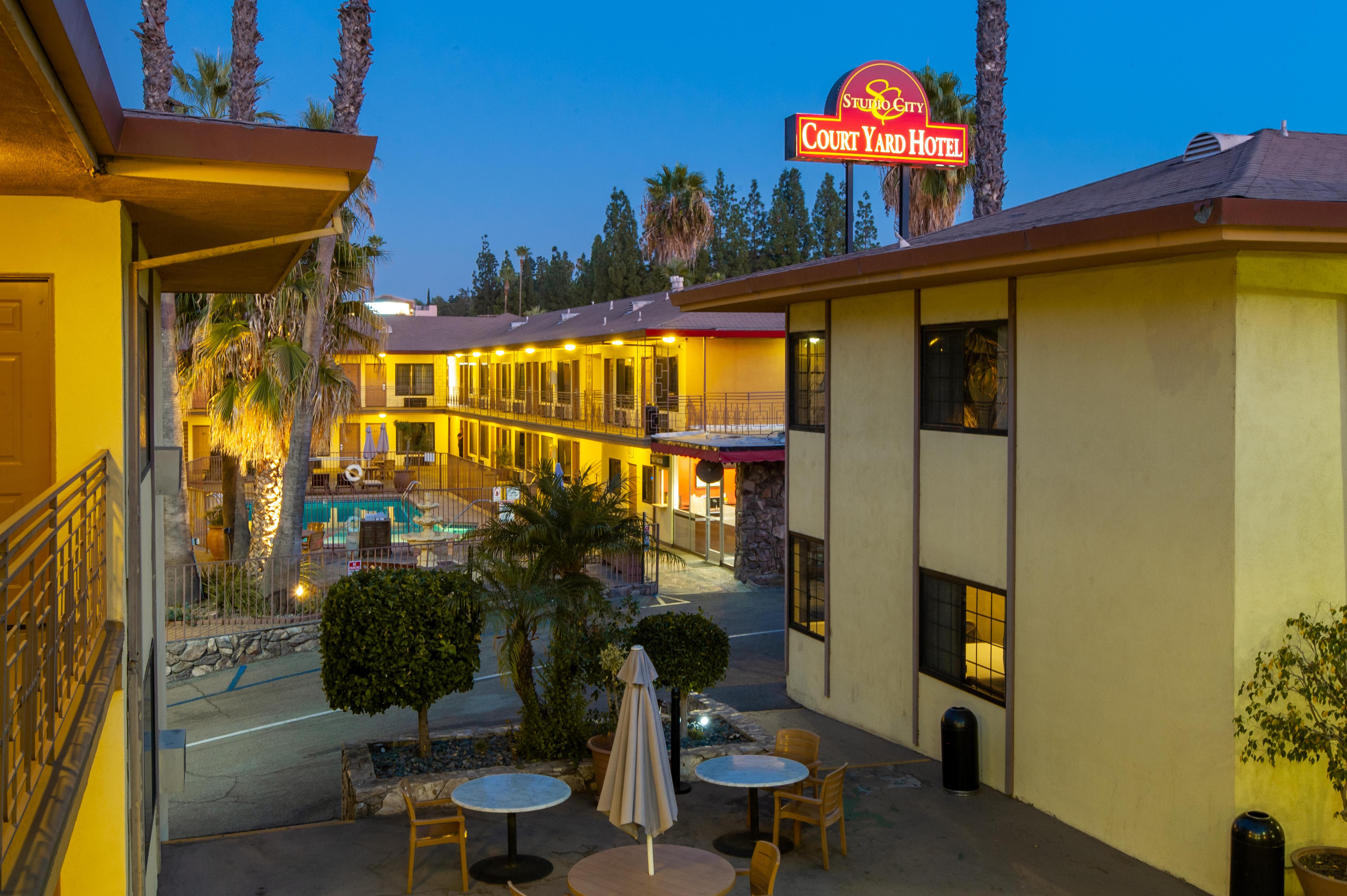 Studio City Court Yard Hotel Екстериор снимка